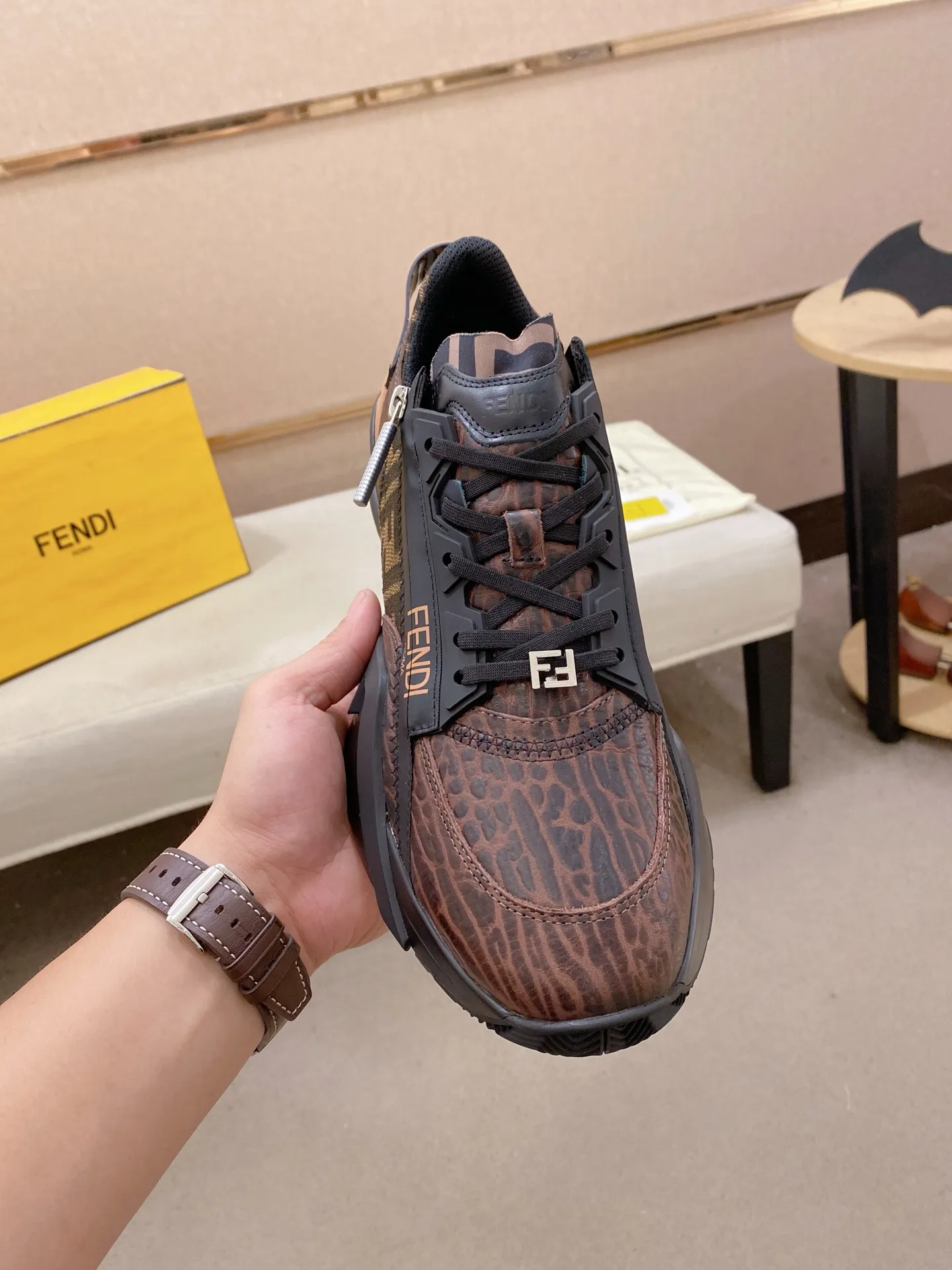 Factory price: 620💰(high version) [Fendi] Fendi’s latest casual shoes for men! Available at counters simultaneously! A one-to-one replica of the original. Made entirely of imported top-grain calfskin, the interior is made of top-grain water-dyed cowhide, and the original factory-supplied rubber outsole. Leading new fashion concepts. Matching code: 38-44 can be customized, 45 is not returnable!